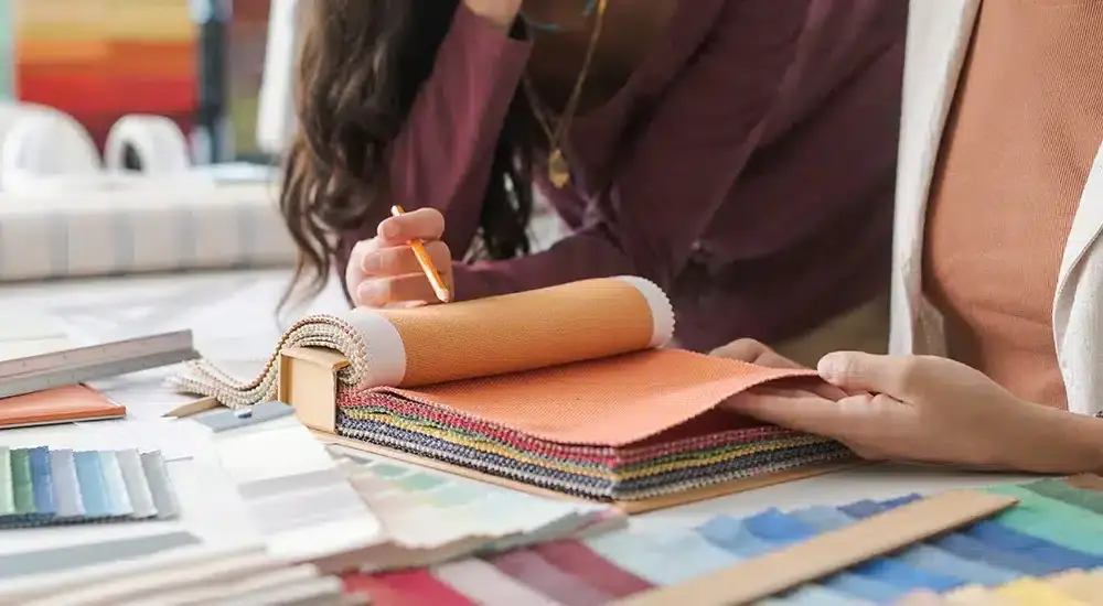 Consulenza di tappezzeria con scelta dei tessuti